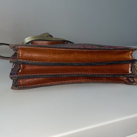 Beautiful Patricia Nash Gold embossed accordion crossbody bag - Picture 4 of 13